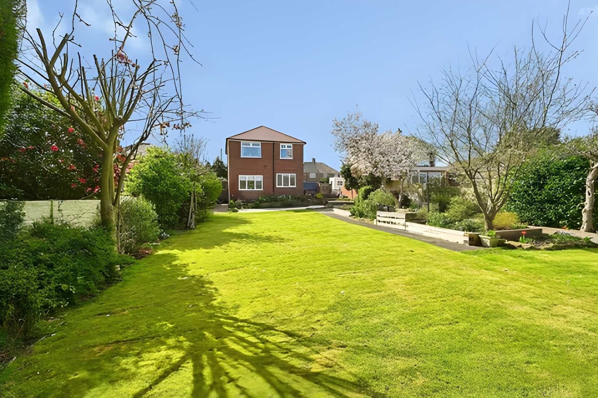 Three-bedroom detached Mansfield family home with spacious garden for £275 ...