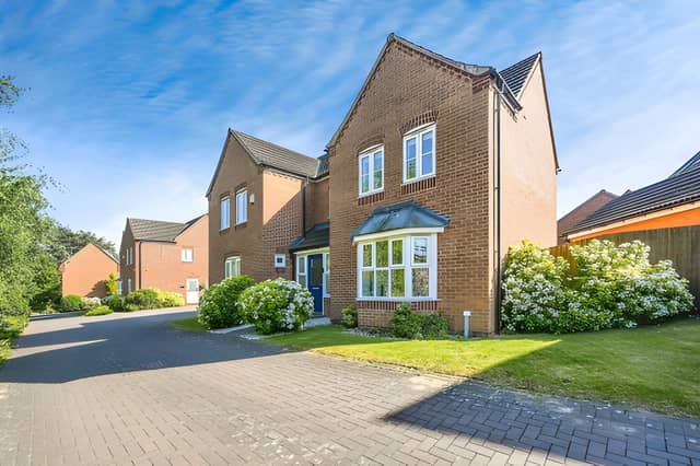 This detached Ravenshead home combines a substantial family layout with generous parking and a double garage