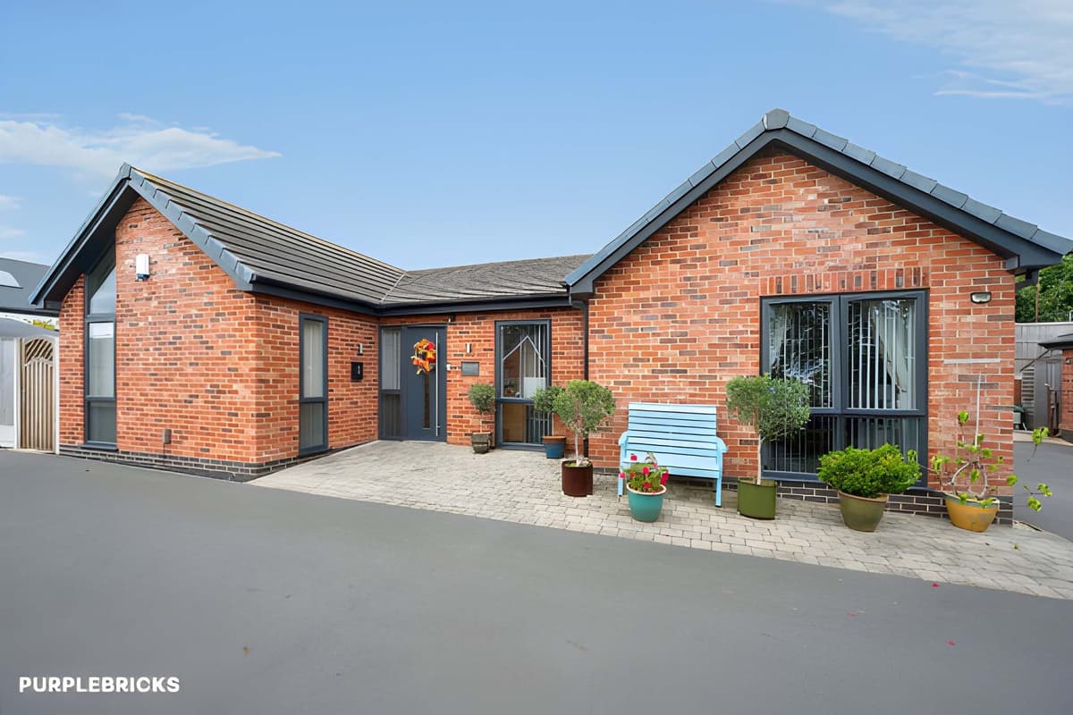 Freistehender Bungalow mit drei Schlafzimmern in Mansfield mit Garage und ...