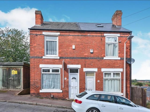 This semi-detached house is located in the south side of Mansfield and offers easy access to road networks A617, A60, M1 and A6191. It offers three bedrooms, two reception rooms and enclosed garden. Offers in the region of 75,000