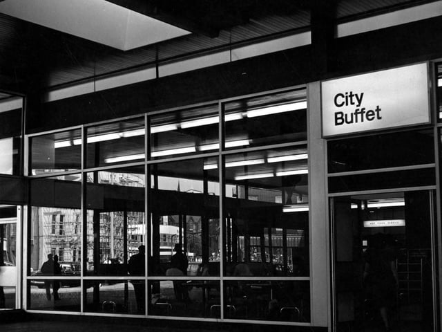 Inside Leeds City Station showing the City Buffet. A sign says hot meals served.