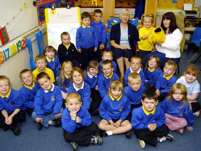 Braeburn Infants - Class 6 starters with teacher Janet Hastie and teaching assistant Katrina Buckle