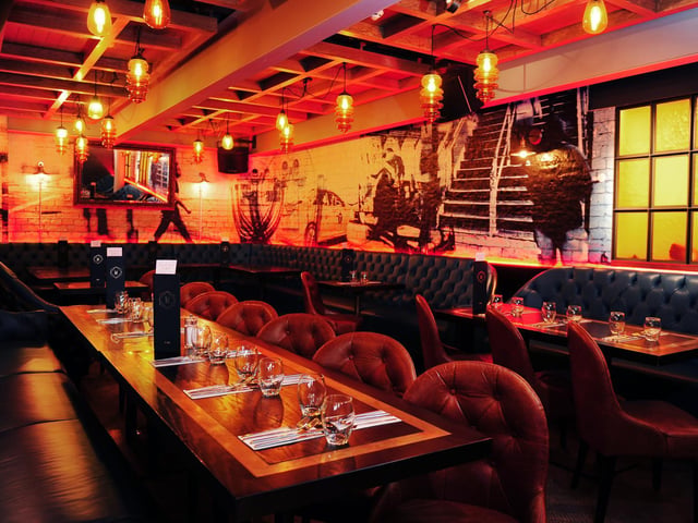 A stylish, split-level bar with booths and banquettes, serving an eclectic grill menu and cocktails. Manahatta has a Manhatten theme and some very Insta-friendly interiors and neon-signs.