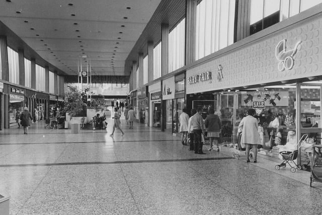 The very first enclosed mall in the USA was opened in 1956, just 10 years before work on the Arndale Centre began.