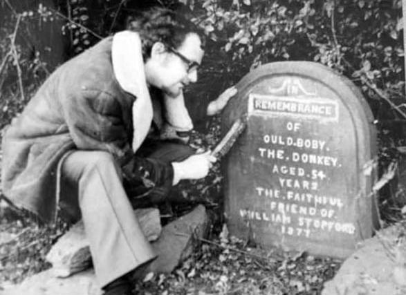 A bus journey to Appley Bridge led Geoffrey to a donkey’s gravestone. The
small stone told how the donkey  'Ould Bobby'  had pulled his owner
William Stopford around the village in a small cart in the 1870s. Sadly “Ould
Bobby” died aged 34.