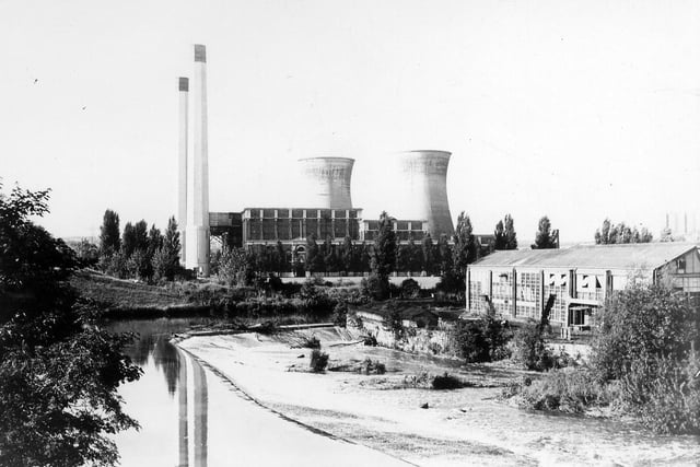 A view of the River Aire as it turns a corner by the weir at Cardigan Fields. Kirkstall Power Station is in the background of this with chimneys and cooling towers visible. It was taken between 1976 and 1981.