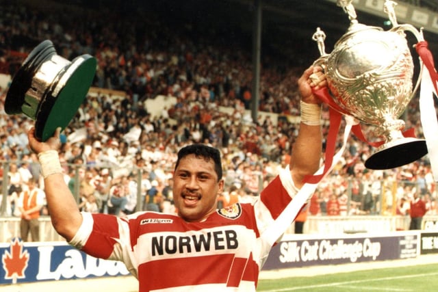 Sam Panapa with the Challenge Cup in 1993.