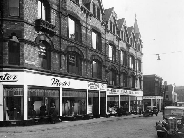 Albion Street, looking south to The Headrow and the junction with Woodhouse Lane in September 1935.