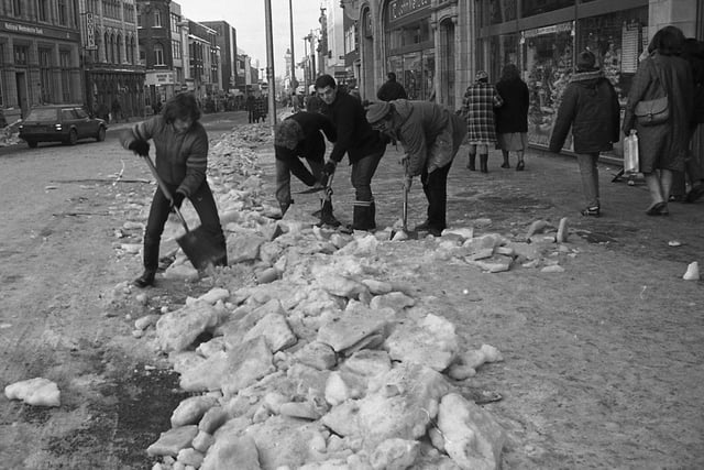 These men gets to grips with the aftermath of the 1981 snowfall outside John Menzies shop in Fishergate, Preston