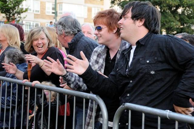 St Leonards Festival 2010 crowd dancing to Mud 2. Picture: Tony Coombes BH30302r