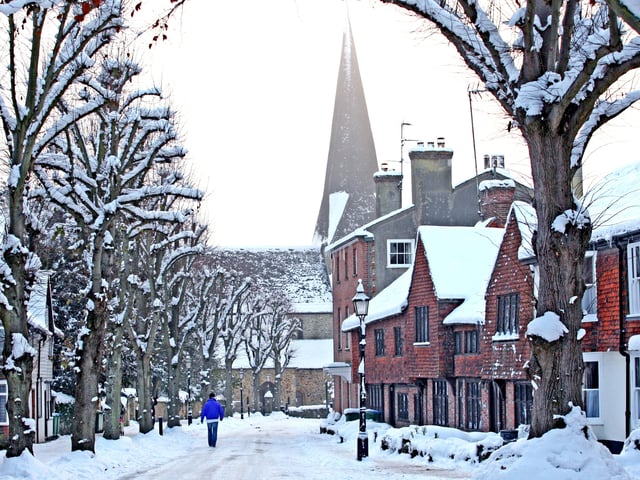 HOR 031210 Snow. Horsham. photo by derek martin
