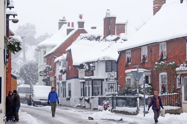 HOR 031210 Snow. Church Street, Storrington.  photo by derek martin
