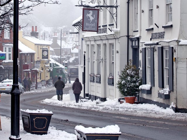 HOR 031210 Snow. High Street, Storrington. photo by derek martin