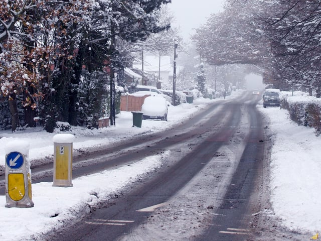 HOR 031210 Snow. Storrington. photo by derek martin