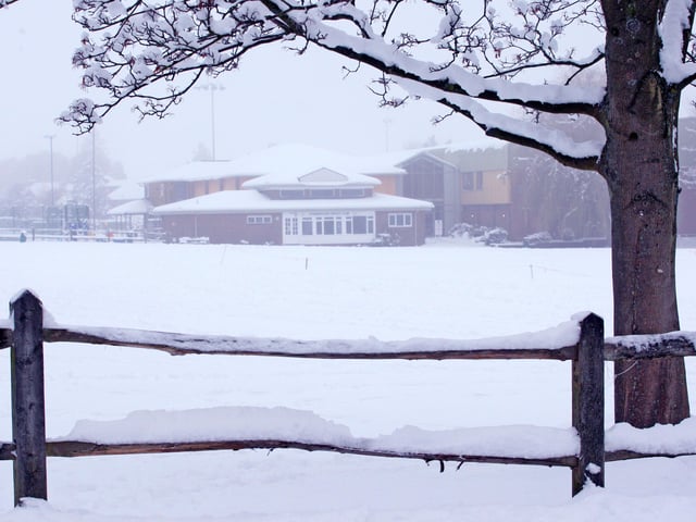 HOR 031210 Snow. Chanctonbury Leisure Centre. photo by derek martin