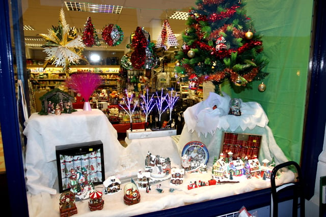 HOR 241110 Christmas shop fronts. Austens, Bllingshurst. photo by derek martin