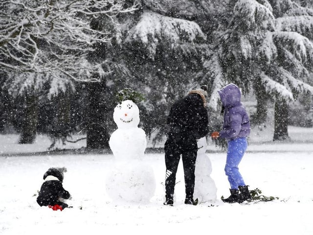 Children making snowmen. Photo: Getty Images
