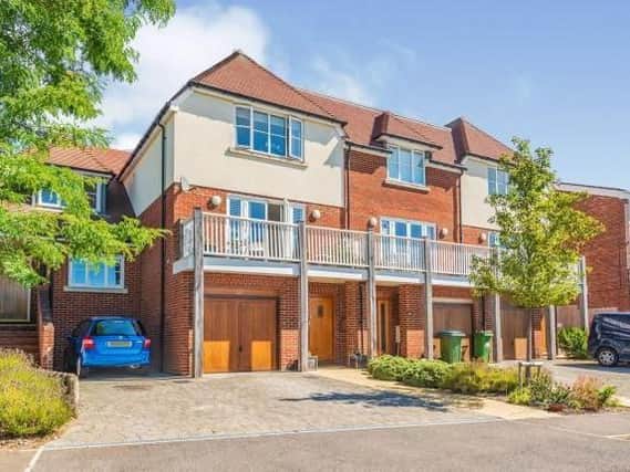 Split level town house with stunning views across to the South Downs. There are three double bedrooms, and the principal bedroom has an en-suite.
Price: £425,000