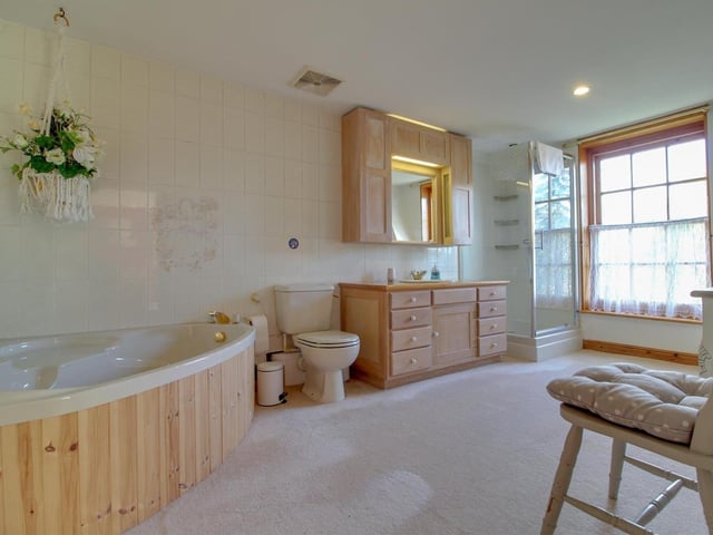 The en suite bathroom.