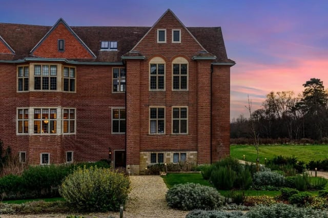 Two bed flat for sale in Kings Drive, Midhurst. Picture: Zoopla