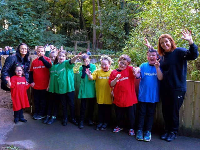 Gillian Ross (on the left) and Carie Logue-Houston with pupils from Ardnashee School who played fairies in the school show 'Across the Waves' performed on Friday afternoon last. DER2141GS – 041