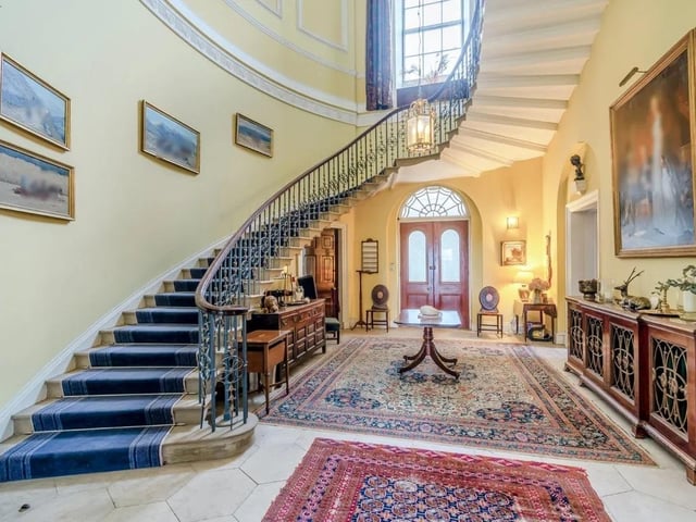 This Grade I listed Georgian house with 4 Cottages, Tennis court and Paddocks is set in 10.47 acres. Lying on the edge of the historic village of Papplewick, the Hall is flanked by well maintained agricultural land with far reaching views over the rolling countryside beyond.