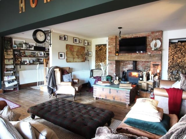The large lounge from a different angle. Not only does it offer plenty of space, it also oozes comfort.