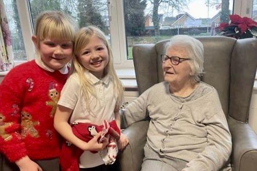 Year 2 Pupils meets a resident of Moorlands Care Home
