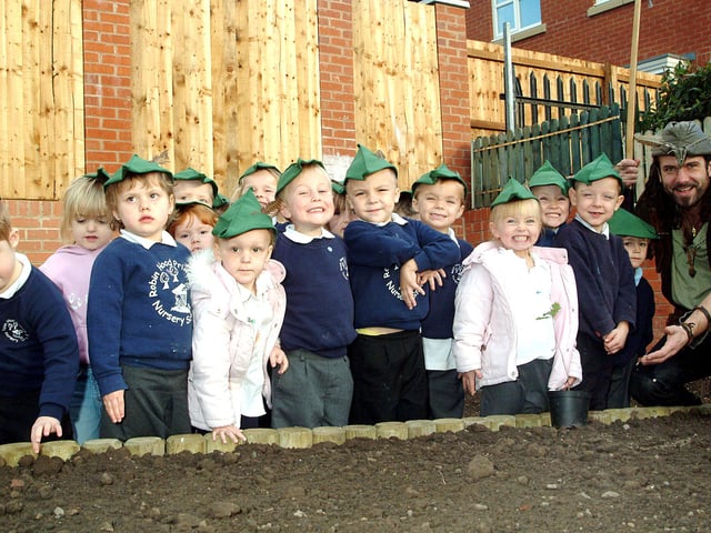 School trips were always enjoyable. Photo: In 2007, students at Robin Hood Primary School met the legendary Robin Hood.