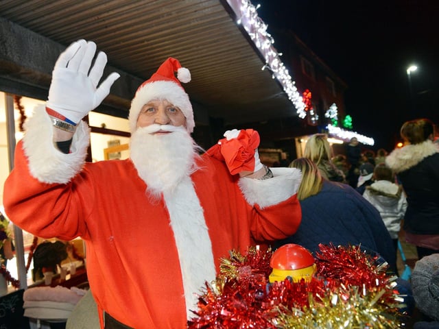 First ever Christmas lights switch on at Garibaldi Road Nelands, Clipstone. Santa switch's lights on in 2018.