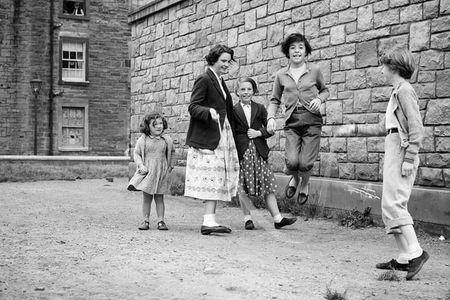 Children at Play - Girls playing skipping ropes - Lapicide Place - Leith