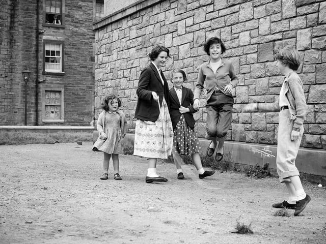 Children at Play - Girls playing skipping ropes - Lapicide Place - Leith