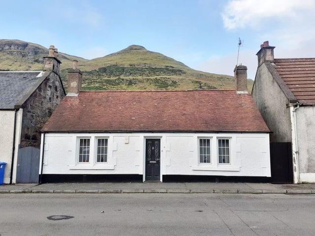 2 bedroom detached bungalow in Alva.
Average house price in Clackmannanshire - £133,266.