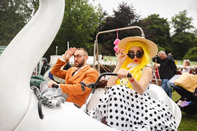 Swan in Love by Gary and Pel will be taking to Mansfield town centre with their 7ft swan