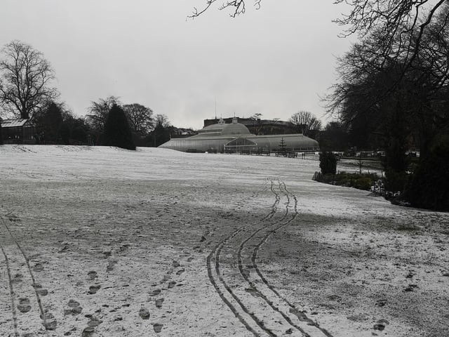 Glasgow's west end was brushed with a wee bit of snow this morning, creating a wintry scene at the Botanic Gardens (Photo: Rosalind Erskine).