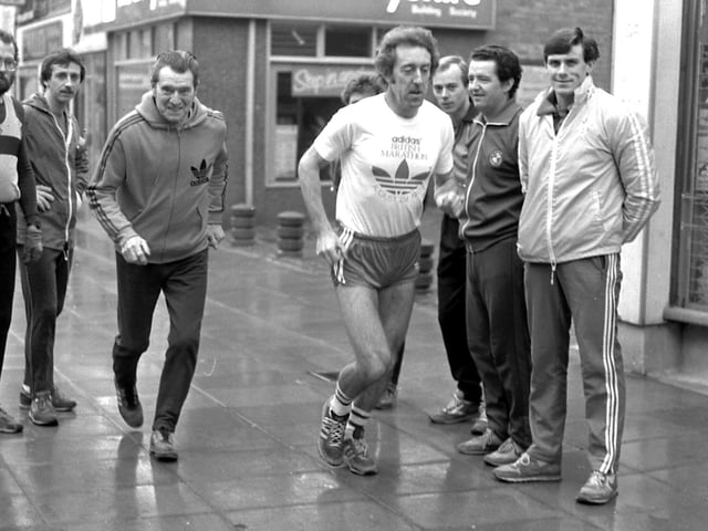 Sutton Harriers start of Marathon by Olympic Athelete John Whetton in 1984.