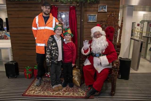 Santa meeting Amazon employee David Sykes with Connor, 9, and William, 6.