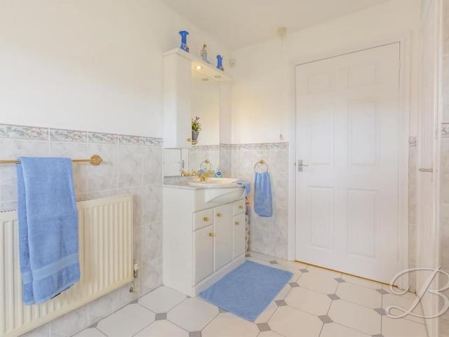 The family bathroom from a different angle. Clean and classy, eh?