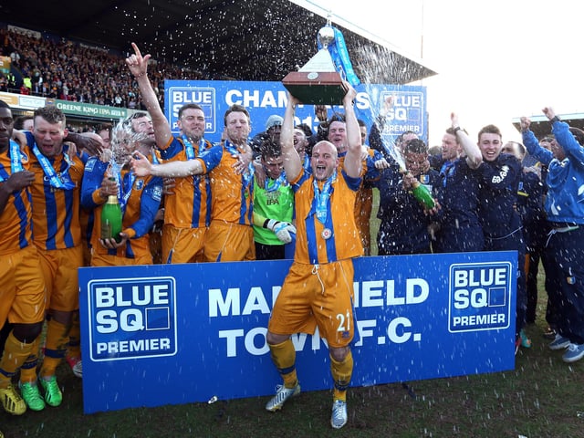 Adam Murray lifts the trophy to the joy of the whole stadium.