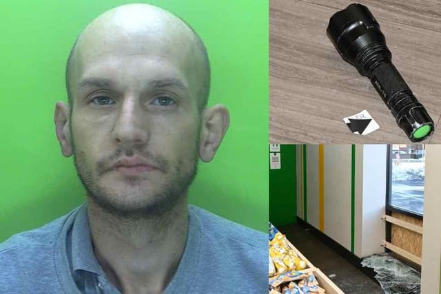Einbrecher im Gefängnis, nachdem er durch eine in einem Subway-Laden in ...