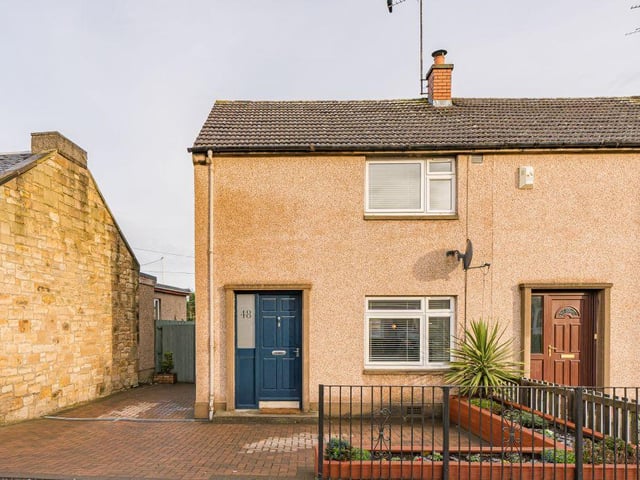 2 bedroom end terraced house in Bonnyrigg.
Average house price in Midlothian - £196,489.