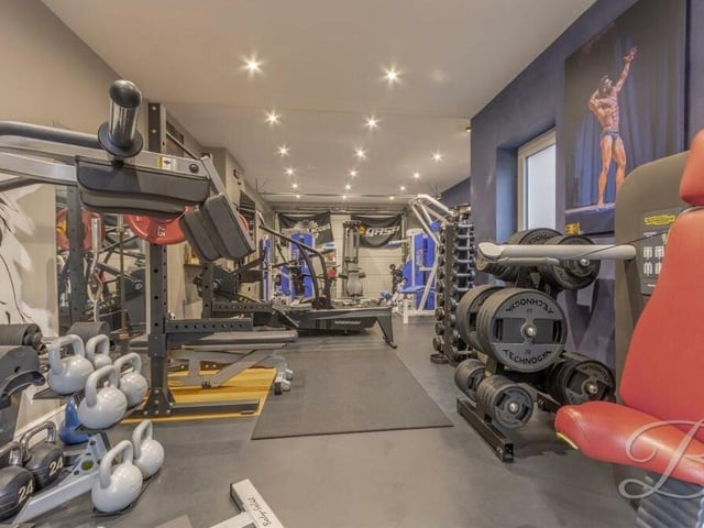 All the best gyms have rubber floors because they are durable, easy to clean and provide a good amount of cushioning. Needless to say, this one has.