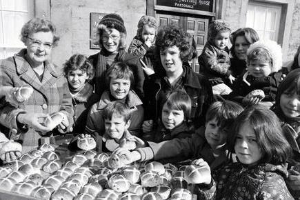 1977 saw the distribution of Hot Cross Buns at Mansfield Old Meeting House.