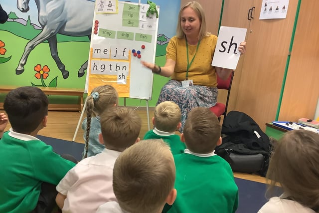Early Years specialist Rebecca Ward teaching reading to a group of volunteer pupils