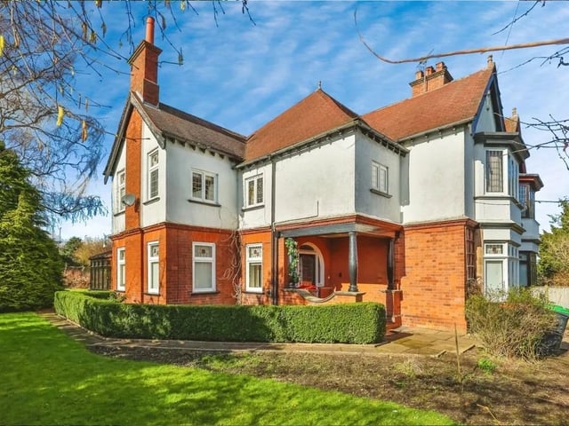 The property benefits from a wealth of traditional features and offers spacious accommodation over three floors complete with a large garden to the rear and driveway providing off street parking. Contact Purplebricks on 02475 116763.