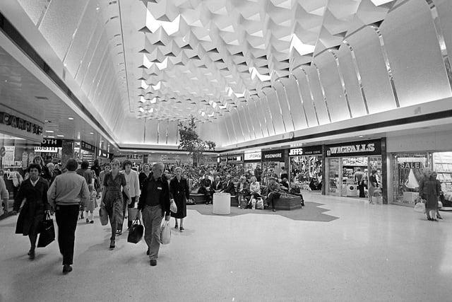 Photo from 1980. Do you remember the shops?
