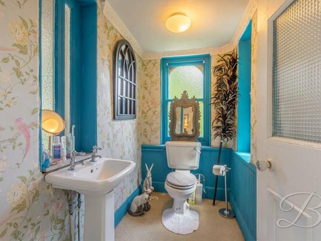 There is a separate toilet on the first floor. It comes with a low-flush WC, hand wash basin and three opaque windows.
