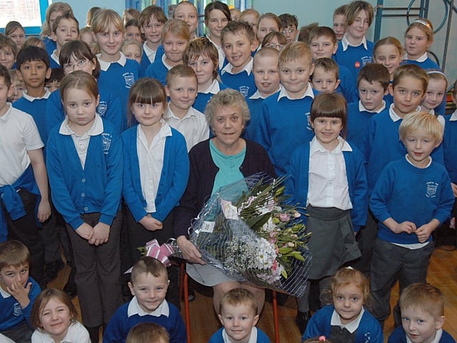 Dinner time was arguably the highlight of many students' days. The dinner ladies, now referred to as midday supervisors, played a significant role in that experience. In 2007, Jean Eyre, a school dinner lady, was photographed surrounded by pupils as she retired from Crompton View Primary School in Bilsthorpe.