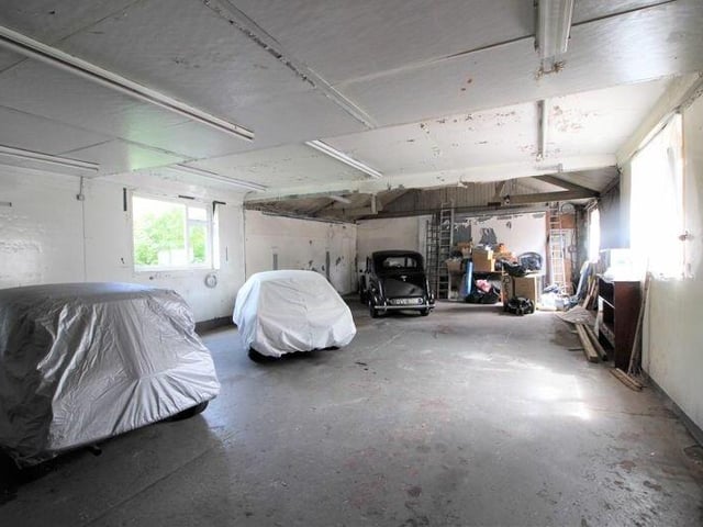 The property comes with this huge 52-foot long workshop that can be connected to mains electricity and water. For more than 30 years, it was a vehicle accident repair shop.