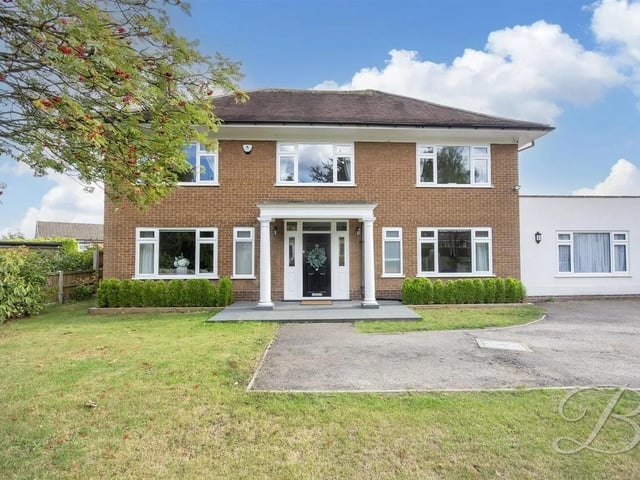 Nestled in the charming area of The Avenue, Mansfield, this exquisite detached house offers a perfect blend of elegance and comfort. The location is ideal for families, providing a peaceful neighbourhood while being conveniently close to local amenities, schools, and parks. The Avenue is known for its friendly community atmosphere, making it a wonderful place to call home.